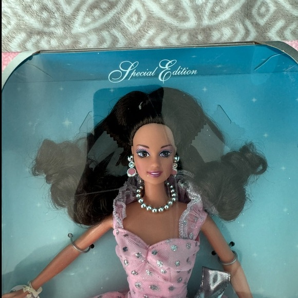 Barbie Special Edition Doll in Pink and Silver 35th Anniversary - Picture 3 of 6